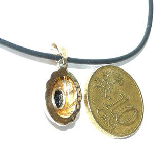 ovales Einzelstück, Saphiranhänger aus 333 Gold, ein ovaler, funkelnd facettierter, blauer Saphir in 4-Krapper-Fassung & 2 Achtkant-Diamanten im Pavé gefaßt, Dreieckschlaufe - Goldschmiede Danilo