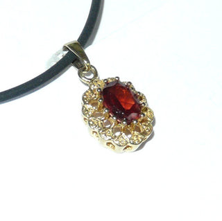 filigranes Einzelstück, ovaler Vintage-Granat-Anhänger aus 333 Gold, ovale Rosette mit einem ovalen, funkelnd facettierten Granat in typischen Granat-Rot, sicher gehalten in einem 12-Krapper-Chaton mit filigraner Umrandung + mit Kügelchen, Dreieckschlaufe, um 1990 -	Einzelstücke nur erhältlich bei www.danilogold-shop.de