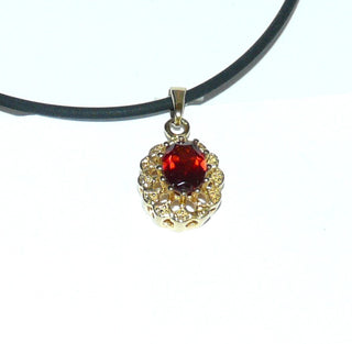 filigranes Einzelstück, ovaler Vintage-Granat-Anhänger aus 333 Gold, ovale Rosette mit einem ovalen, funkelnd facettierten Granat in typischen Granat-Rot, sicher gehalten in einem 12-Krapper-Chaton mit filigraner Umrandung + mit Kügelchen, Dreieckschlaufe, um 1990 -	Einzelstücke nur erhältlich bei www.danilogold-shop.de