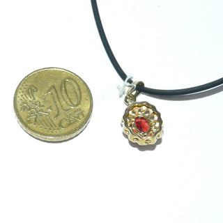 filigranes Einzelstück, ovaler Vintage-Granat-Anhänger aus 333 Gold, ovale Rosette mit einem ovalen, funkelnd facettierten Granat in typischen Granat-Rot, sicher gehalten in einem 12-Krapper-Chaton mit filigraner Umrandung + mit Kügelchen, Dreieckschlaufe, um 1990 -	Einzelstücke nur erhältlich bei www.danilogold-shop.de