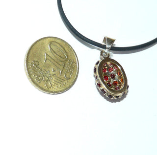Einzelstück, ovaler Vintage-Granat-Anhänger "Marienkäferchen" aus 333 Gold mit 26 kleinen, runde, funkelnd facettierten Granaten in typischem Granat-Rot, in einer ovalen Wölbung dicht an dicht mit Pavé eingelassen, Dreieckschlaufe, um 1950 - Vintage-Schmuck nur im Onlineshop von danilogold!