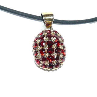 Einzelstück, ovaler Vintage-Granat-Anhänger "Marienkäferchen" aus 333 Gold mit 26 kleinen, runde, funkelnd facettierten Granaten in typischem Granat-Rot, in einer ovalen Wölbung dicht an dicht mit Pavé eingelassen, Dreieckschlaufe, um 1950 - Vintage-Schmuck nur im Onlineshop von danilogold!
