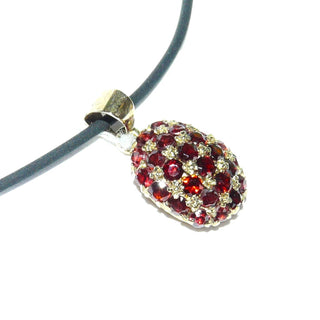Einzelstück, ovaler Vintage-Granat-Anhänger "Marienkäferchen" aus 333 Gold mit 26 kleinen, runde, funkelnd facettierten Granaten in typischem Granat-Rot, in einer ovalen Wölbung dicht an dicht mit Pavé eingelassen, Dreieckschlaufe, um 1950 - Vintage-Schmuck nur im Onlineshop von danilogold!