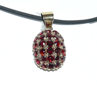 Einzelstück, ovaler Vintage-Granat-Anhänger "Marienkäferchen" aus 333 Gold mit 26 kleinen, runde, funkelnd facettierten Granaten in typischem Granat-Rot, in einer ovalen Wölbung dicht an dicht eingelassen, Dreieckschlaufe, um 1990 -	Vintage-Schmuck nur im Onlineshop von danilogold!