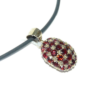 Einzelstück, ovaler Vintage-Granat-Anhänger "Marienkäferchen" aus 333 Gold mit 26 kleinen, runde, funkelnd facettierten Granaten in typischem Granat-Rot, in einer ovalen Wölbung dicht an dicht eingelassen, Dreieckschlaufe, um 1990 -	Vintage-Schmuck nur im Onlineshop von danilogold!