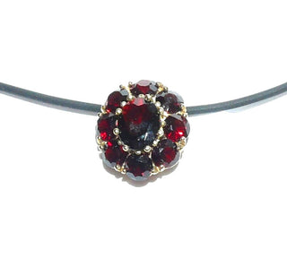 schlichtes Einzelstück, Vintage-Granat-Anhänger aus 333 Gold, eine ovale Rosette bestehend aus 9 runden + 1 größeren ovalen Granaten im funkelnden Brillantschliff im typischen, mystisch leuchtenden Granat-Rot, in Krappen-Chatons gefaßt, zum Durchfädeln, um 1980 -	Unikate und Pretiosen nur erhältlich im Onlineshop der Goldschmiede Danilo!