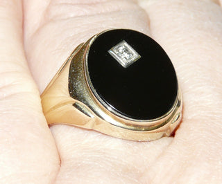 Einzelstück, Vintage-Onyx-Ring, klassischer Herrenring, Siegelring aus 333 Gelbgold, poliert, mit einer ovalen Onyx-Platte in der wiederum ein kleiner funkelnd facettierter Zirkonia als zusätzliches Highlight eingearbeitet wurde, um 1970, Ringweite 65,5, Innenfläche geschlossen -	Herrenschmuck in Gold & Silber nur bei www.danilogold-shop.de