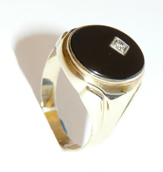 Einzelstück, Vintage-Onyx-Ring, klassischer Herrenring, Siegelring aus 333 Gelbgold, poliert, mit einer ovalen Onyx-Platte in der wiederum ein kleiner funkelnd facettierter Zirkonia als zusätzliches Highlight eingearbeitet wurde, um 1970, Ringweite 65,5, Innenfläche geschlossen -	Herrenschmuck in Gold & Silber nur bei www.danilogold-shop.de