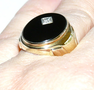 Einzelstück, Vintage-Onyx-Ring, klassischer Herrenring, Siegelring aus 333 Gelbgold, poliert, mit einer ovalen Onyx-Platte in der wiederum ein kleiner funkelnd facettierter Zirkonia als zusätzliches Highlight eingearbeitet wurde, um 1970, Ringweite 65,5, Innenfläche geschlossen -	Herrenschmuck in Gold & Silber nur bei www.danilogold-shop.de