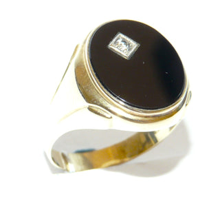 Einzelstück, Vintage-Onyx-Ring, klassischer Herrenring, Siegelring aus 333 Gelbgold, poliert, mit einer ovalen Onyx-Platte in der wiederum ein kleiner funkelnd facettierter Zirkonia als zusätzliches Highlight eingearbeitet wurde, um 1970, Ringweite 65,5, Innenfläche geschlossen -	Herrenschmuck in Gold & Silber nur bei www.danilogold-shop.de