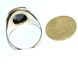 Einzelstück, Vintage-Onyx-Ring, klassischer Herrenring, Siegelring aus 333 Gelbgold, poliert, mit einer ovalen Onyx-Platte in der wiederum ein kleiner funkelnd facettierter Zirkonia als zusätzliches Highlight eingearbeitet wurde, um 1970, Ringweite 65,5, Innenfläche geschlossen -	Herrenschmuck in Gold & Silber nur bei www.danilogold-shop.de