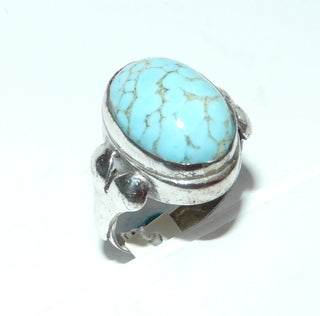 handgefertigtes Retro-Einzelstück, ovaler Vintage-Ring, Spiderweb-Türkis als Cabochon mit Quarzeinschlüssen in 925 Silber gehalten, poliert, Ringweite 56,5, Seitenteile, um 1960 -	Unikate und Pretiosen nur erhältlich im Onlineshop der Goldschmiede Danilo!