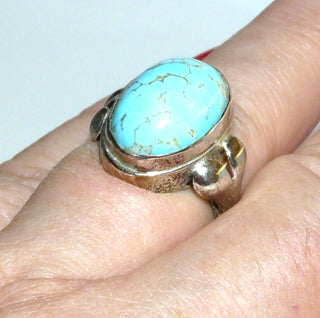 handgefertigtes Retro-Einzelstück, ovaler Vintage-Ring, Spiderweb-Türkis als Cabochon mit Quarzeinschlüssen in 925 Silber gehalten, poliert, Ringweite 56,5, Seitenteile, um 1960 -	Unikate und Pretiosen nur erhältlich im Onlineshop der Goldschmiede Danilo!