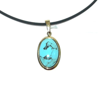 ovales Einzelstück, Vintage-Türkis-Anhänger aus 333 Gold, ovaler Cabochon mit schöner dunkler Maserung, umrahmt von einem goldenen Spiegel, um 1970 - Goldschmiede Danilo