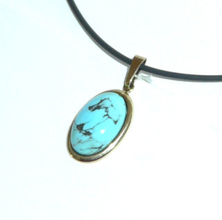 ovales Einzelstück, Vintage-Türkis-Anhänger aus 333 Gold, ovaler Cabochon mit schöner dunkler Maserung, umrahmt von einem goldenen Spiegel, um 1970 - Goldschmiede Danilo