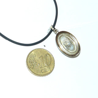 ovales Einzelstück, Vintage-Türkis-Anhänger aus 333 Gold, ovaler Cabochon mit schöner dunkler Maserung, umrahmt von einem goldenen Spiegel, um 1970 - Goldschmiede Danilo
