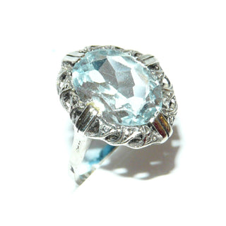 antikes Einzelstück, ovaler Ring aus 835 Silber poliert, hellblaue, funkelnd facettierte Aquamarin-Replik, Ringweite 58, Art Deco, aufwendig ausgearbeitete Fingerauflage, um 1930 -	Nur erhältlich im Onlineshop von Juwelier & Goldschmiede Danilo!