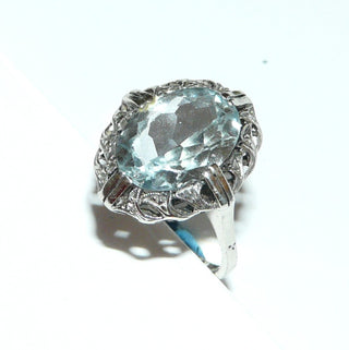 antikes Einzelstück, ovaler Ring aus 835 Silber poliert, hellblaue, funkelnd facettierte Aquamarin-Replik, Ringweite 58, Art Deco, aufwendig ausgearbeitete Fingerauflage, um 1930 -	Nur erhältlich im Onlineshop von Juwelier & Goldschmiede Danilo!