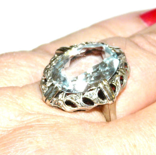 antikes Einzelstück, ovaler Ring aus 835 Silber poliert, hellblaue, funkelnd facettierte Aquamarin-Replik, Ringweite 58, Art Deco, aufwendig ausgearbeitete Fingerauflage, um 1930 -	Nur erhältlich im Onlineshop von Juwelier & Goldschmiede Danilo!