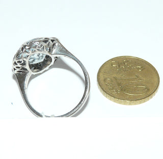 antikes Einzelstück, ovaler Ring aus 835 Silber poliert, hellblaue, funkelnd facettierte Aquamarin-Replik, Ringweite 58, Art Deco, aufwendig ausgearbeitete Fingerauflage, um 1930 -	Nur erhältlich im Onlineshop von Juwelier & Goldschmiede Danilo!