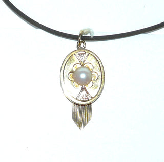 Antikes Einzelstück, ovaler Vintage-Biedermeier-Anhänger mit einer halben Akoja-Perle, aus poliertem 585 Gold, bewegliche goldene Fransen, um 1870 -	Vintage-Schmuck nur im Onlineshop von danilogold!