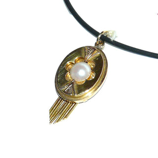 Antikes Einzelstück, ovaler Vintage-Biedermeier-Anhänger mit einer halben Akoja-Perle, aus poliertem 585 Gold, bewegliche goldene Fransen, um 1870 -	Vintage-Schmuck nur im Onlineshop von danilogold!