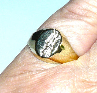 Einzelstück, ovaler klassischer Herrenring, Siegelring aus 333 Gold, poliert + Musterung auf dem Oval, kleine Gravur möglich, Ringweite 54,5 - Einzelstücke nur erhältlich bei www.danilogold-shop.de