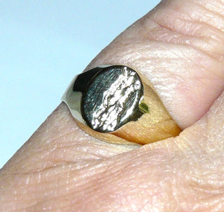 Einzelstück, ovaler klassischer Herrenring, Siegelring aus 333 Gold, poliert + Musterung auf dem Oval, Ringweite 54,5 -	Einzelstücke nur erhältlich bei www.danilogold-shop.de