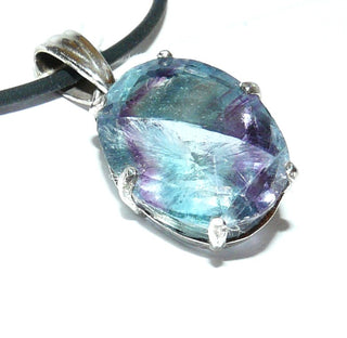 ovales Einzelstück, violett-grüner Fluorit-Anhänger mit 925 Silber-Krappenfassung, beidseitig funkelnd facettiert mit typischen Einschlüssen, Hautkontakt, Handarbeit, Dreieckschlaufe - Goldschmiede Danilo