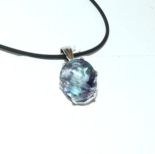 ovales Einzelstück, violett-grüner Fluorit-Anhänger mit 925 Silber-Krappenfassung, beidseitig funkelnd facettiert mit typischen Einschlüssen, Hautkontakt, Handarbeit, Dreieckschlaufe - Goldschmiede Danilo