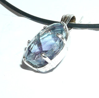 ovales Einzelstück, violett-grüner Fluorit-Anhänger mit 925 Silber-Krappenfassung, beidseitig funkelnd facettiert mit typischen Einschlüssen, Hautkontakt, Handarbeit, Dreieckschlaufe - Goldschmiede Danilo