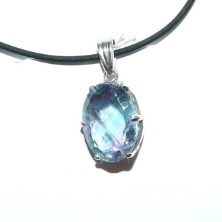 ovales Einzelstück, violett-grüner Fluorit-Anhänger mit 925 Silber-Krappenfassung, beidseitig funkelnd facettiert mit typischen Einschlüssen, Hautkontakt, Handarbeit, Dreieckschlaufe - Goldschmiede Danilo