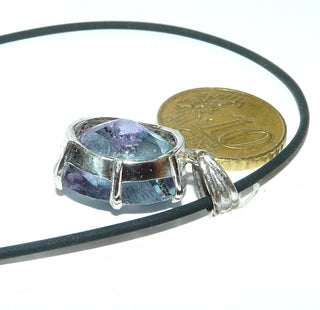 ovales Einzelstück, violett-grüner Fluorit-Anhänger mit 925 Silber-Krappenfassung, beidseitig funkelnd facettiert mit typischen Einschlüssen, Hautkontakt, Handarbeit, Dreieckschlaufe - Goldschmiede Danilo