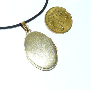 Einzelstück, Vintage-Medaillon für 2 Fotos, ovale Form, poliert, Rückseite fein mattiert, gravierte Umrahmung, aus 585 Gold mit einem funkelnden Zirkonia in der Mitte eingefaßt, um 1980 von Kordes & Lichtenfels -	Unikate und Pretiosen nur erhältlich im Onlineshop der Goldschmiede Danilo!