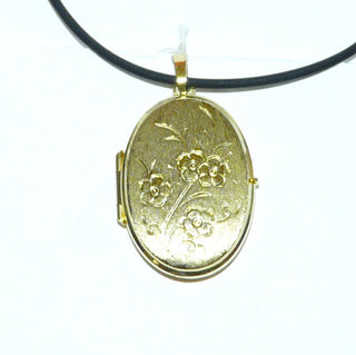 romantisches Einzelstück,, Vintage-Medaillon für 2 Fotos in ovaler Form, Rückseite seidenmatt, Vorderseite strahlend matt mit 4 polierten gravierten Blüten + Stielen aus 333 Gold, um 1980 -	Vintage-Schmuck nur im Onlineshop von danilogold!