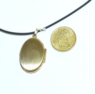 romantisches Einzelstück,, Vintage-Medaillon für 2 Fotos in ovaler Form, Rückseite seidenmatt, Vorderseite strahlend matt mit 4 polierten gravierten Blüten + Stielen aus 333 Gold, um 1980 -	Vintage-Schmuck nur im Onlineshop von danilogold!