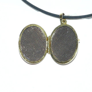 Einzelstück, Vintage-Medaillon für zwei Fotos, ovale Form mit floralem Muster, Rückseite seidenmatt, Vorderseite strahlend mattiert mit einer polierten gravierten Blüte & Ranken, asymmetrisch, aus 333 Gold, um 1980 -	Unikate und Pretiosen nur erhältlich im Onlineshop der Goldschmiede Danilo!