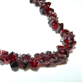 Einzelstück, polierte Granat-Splitter/Chips-Kette im typischen modernen Granat-Rot, Gesamtlänge 52 cm, Federring-Verschluß aus Gold-Doublé -	Unikatschmuck nur erhältlich im Onlineshop von Juwelier & Goldschmiede Danilo! 