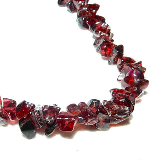 Einzelstück, polierte Granat-Splitter/Chips-Kette im typischen modernen Granat-Rot, Gesamtlänge 52 cm, Federring-Verschluß aus Gold-Doublé -	Unikatschmuck nur erhältlich im Onlineshop von Juwelier & Goldschmiede Danilo! 