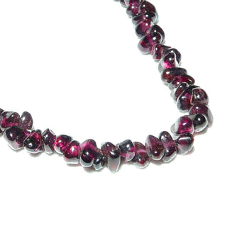 Einzelstück, polierte, abgerundete Granat-Splitter/Chips-Kette, im typischen modernen Granat-Rot, Gesamtlänge 41 cm, Federring-Verschluß aus Metall -	Nur erhältlich im Onlineshop von Juwelier & Goldschmiede Danilo!