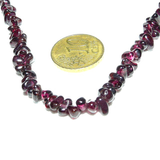 Einzelstück, polierte, abgerundete Granat-Splitter/Chips-Kette, im typischen modernen Granat-Rot, Gesamtlänge 41 cm, Federring-Verschluß aus Metall -	Nur erhältlich im Onlineshop von Juwelier & Goldschmiede Danilo!