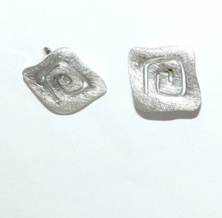 Einzelstück, quadratische Ohrstecker mit geschwungenen Außenkanten aus 925 Silber, gewellte, einsmattierte Oberfläche, meanderartige Aussägung.  -	Nur erhältlich bei www.danilogold-shop.de