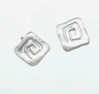 Einzelstück, quadratische Ohrstecker mit geschwungenen Außenkanten aus 925 Silber, gewellte, einsmattierte Oberfläche, meanderartige Aussägung.  -	Nur erhältlich bei www.danilogold-shop.de