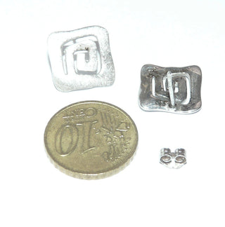 Einzelstück, quadratische Ohrstecker mit geschwungenen Außenkanten aus 925 Silber, gewellte, einsmattierte Oberfläche, meanderartige Aussägung.  -	Nur erhältlich bei www.danilogold-shop.de