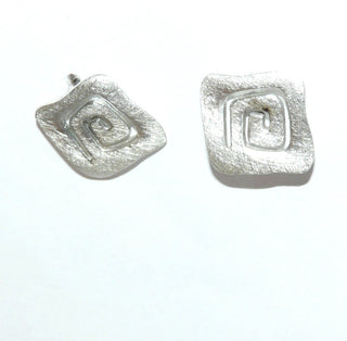 Einzelstück, quadratische Ohrstecker mit geschwungenen Außenkanten aus 925 Silber, gewellte, eismattierte Oberfläche, meanderartige Aussägung - Nur erhältlich bei www.danilogold-shop.de