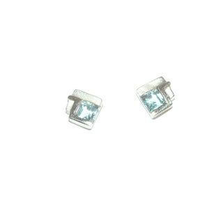 quadratische Einzelstücke, Silberohrstecker mit je einem quadratischen, funkelnd facettierten, hellblauen Zirkonia als Aquamarin-Replik in 925 Silber eingelassen, seidenmatt + poliert - Goldschmiede Danilo