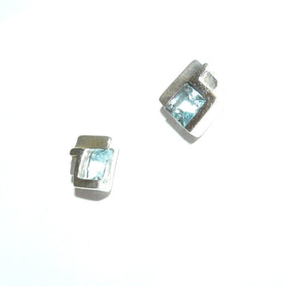 quadratische Einzelstücke, Silberohrstecker mit je einem quadratischen, funkelnd facettierten, hellblauen Zirkonia als Aquamarin-Replik in 925 Silber eingelassen, seidenmatt + poliert - Goldschmiede Danilo