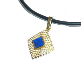 Einzelstück, quadratischer Lapislazuli-Anhänger, gerillt + in den Tiefen matt, quadratischer, königsblauer Lapislazuli mit feiner Maserung, gehalten in massiv 333 Gold, leicht gewölbte Fläche, Dreieckschlaufe -	Nur erhältlich im Onlineshop von Juwelier & Goldschmiede Danilo!