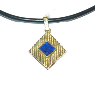 Einzelstück, quadratischer Lapislazuli-Anhänger, gerillt + in den Tiefen matt, quadratischer, königsblauer Lapislazuli mit feiner Maserung, gehalten in massiv 333 Gold, leicht gewölbte Fläche, Dreieckschlaufe -	Nur erhältlich im Onlineshop von Juwelier & Goldschmiede Danilo!