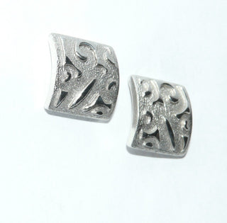 Einzelstücke, quadratischer Ohrstecker aus 925 Silber, leicht gewölbt, matt mit kleinteiligen, polierten Belötungen die Hieroglyphen ähneln - Goldschmiede Danilo
